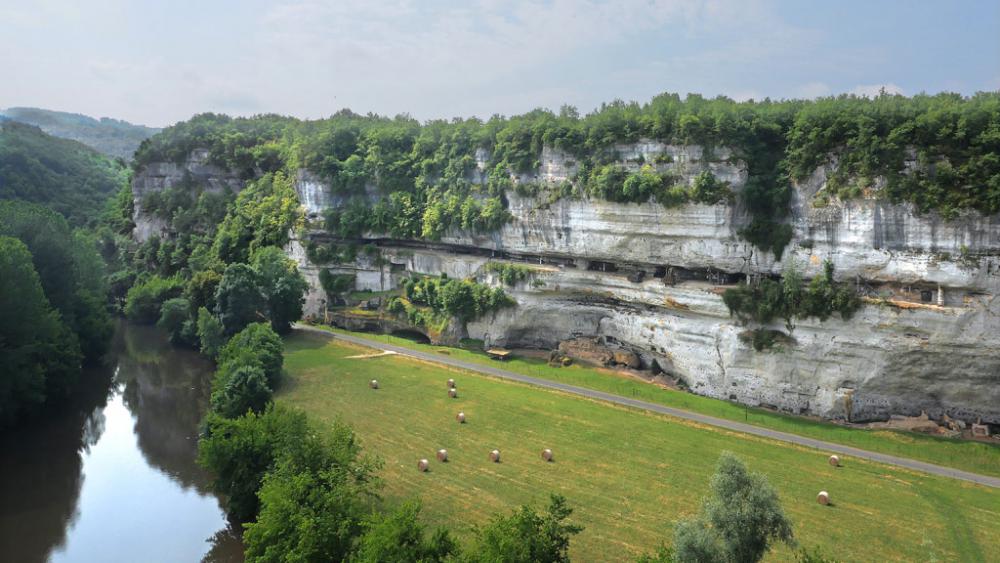 Vue sur la campagne et la Vezère aux Eyzies 