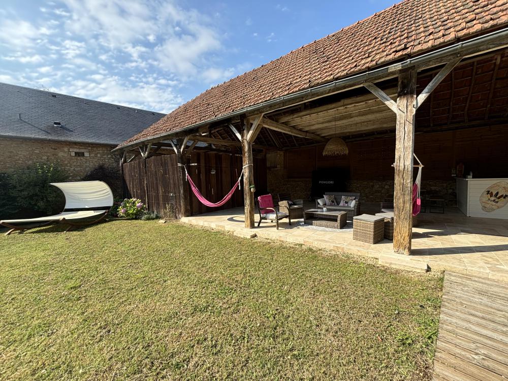 La superbe grange aménagée en espace détente 