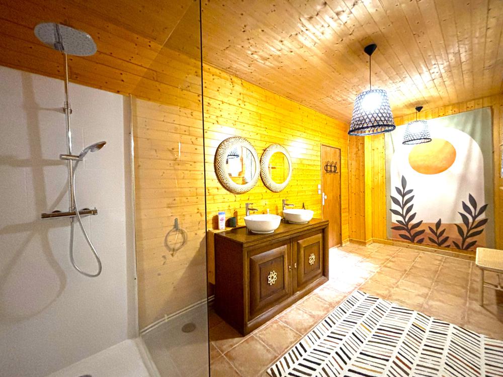 elle bénéficie d'une grande salle de bain attenante 