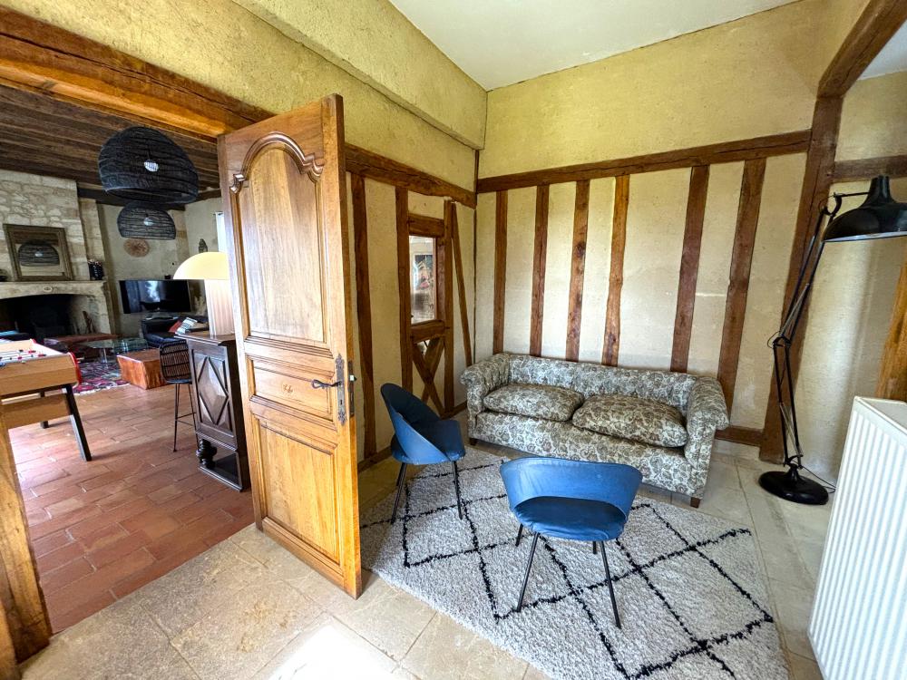 la cuisine est ouverte sur le petit salon, lui même ouvert sur la terrasse 