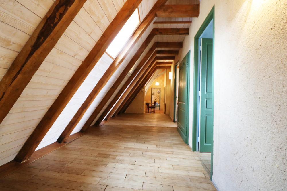 le couloir de l'étage distribuant les chambres 
