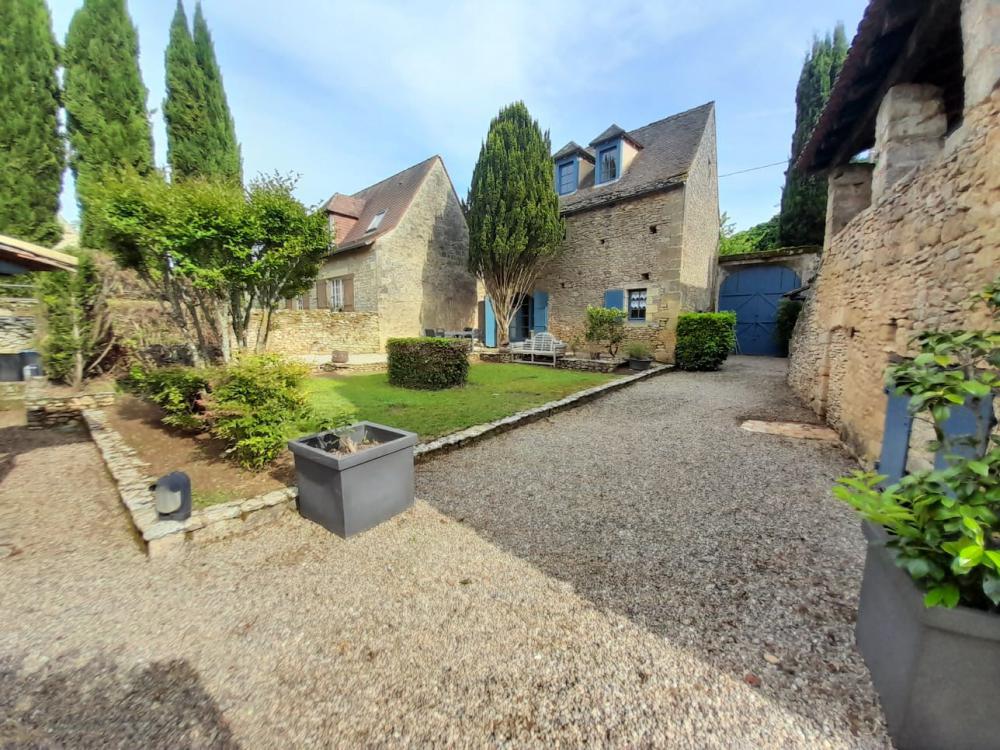 La facade de la maison depuis la première courette intérieure 