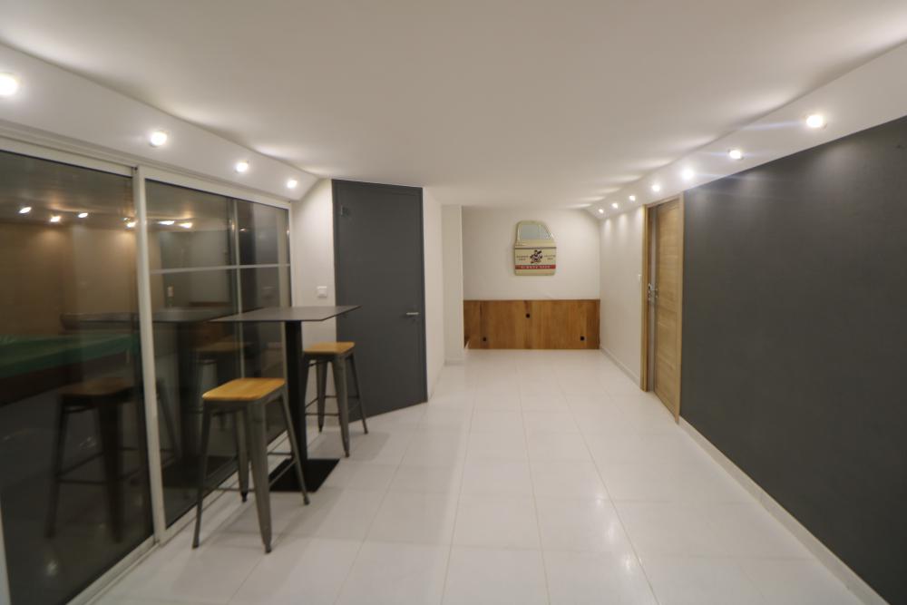 Le hall d'entrée au niveau inférieur avec accès aux deux studios 