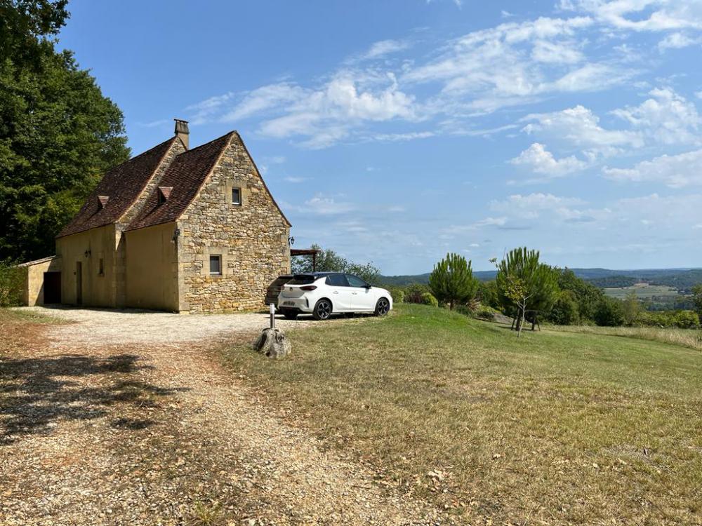 L'arrivée à la maison et l'espace parking 