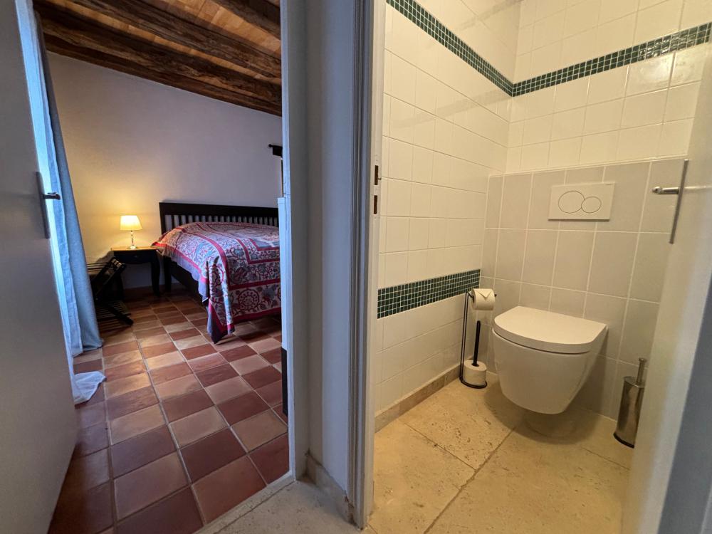 et de toilettes attenantes 