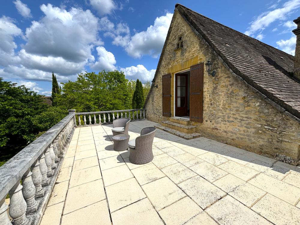 et bénéficie d'une superbe terrasse privative 