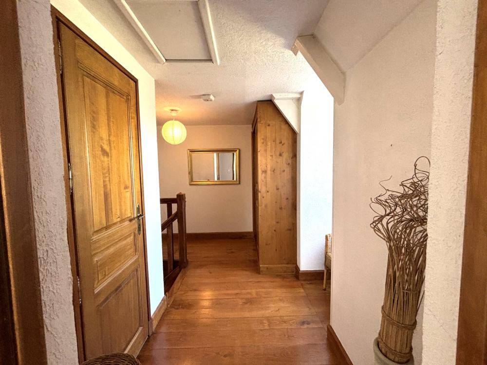 le palier du 1er étage depuis la chambre avec lits jumeaux 