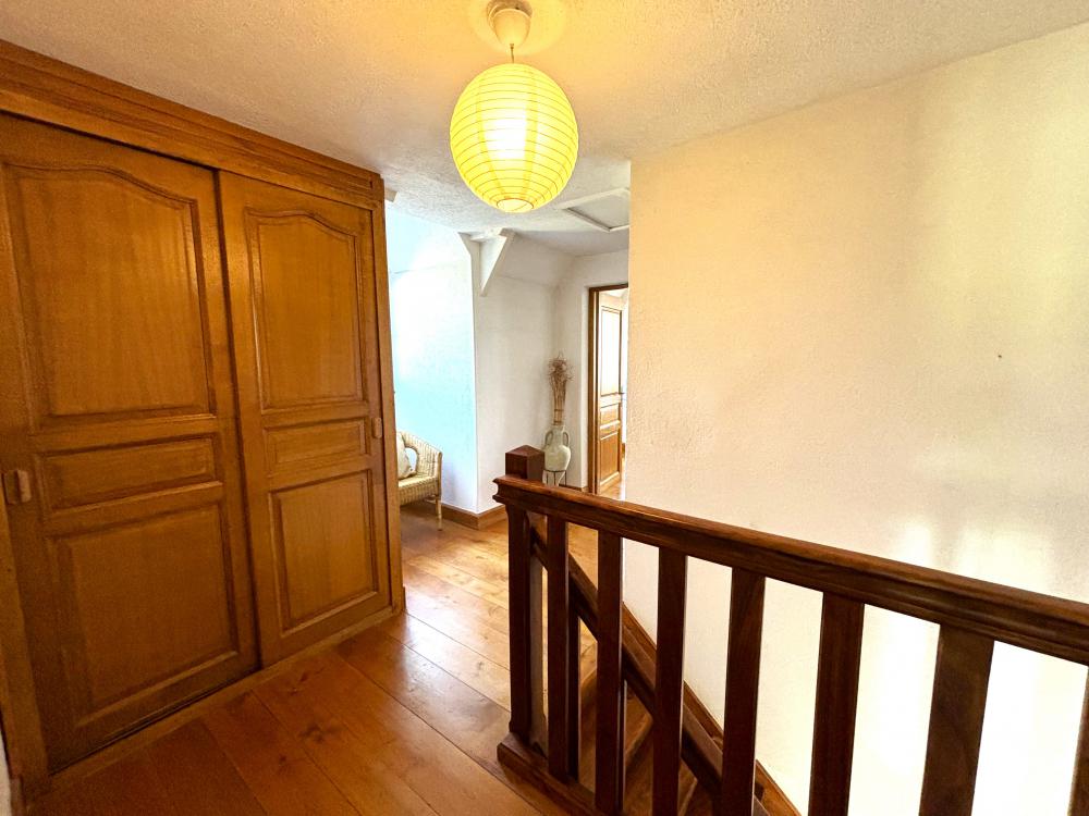 Le palier du 1er étage avec un grand espace de rangement 
