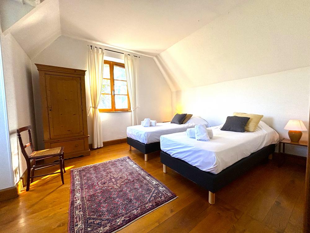 La chambre avec deux lits jumeaux, de l'autre côté du palier 