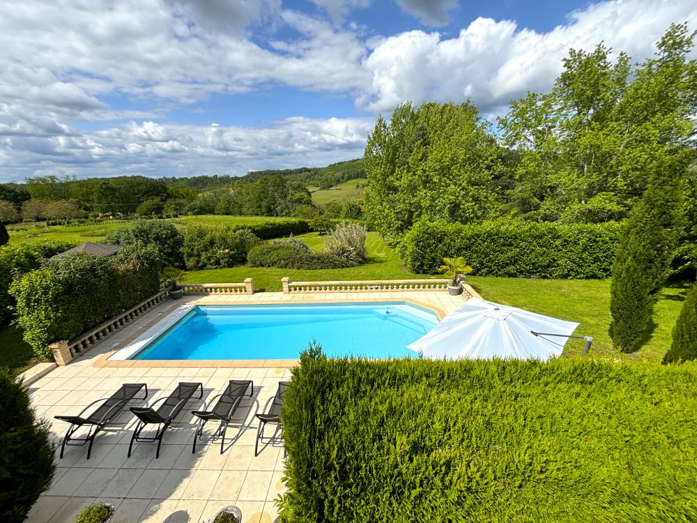 La piscine et la vue sur la vallée depuis la terrasse de la chambre principale 