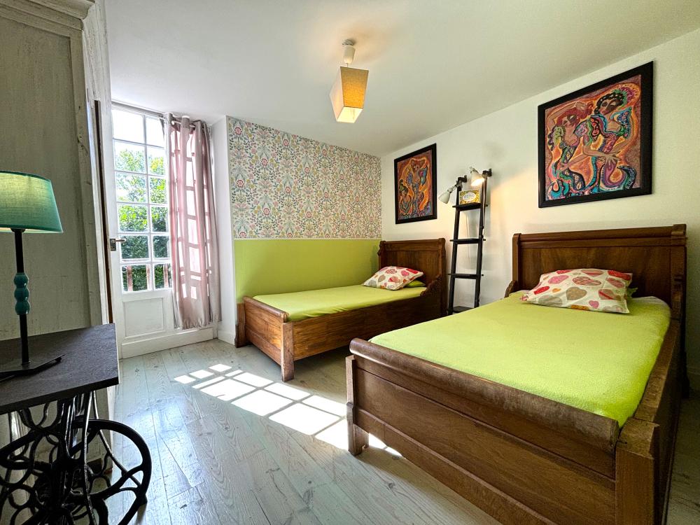 La seconde chambre sur votre droite, avec deux lits simples 