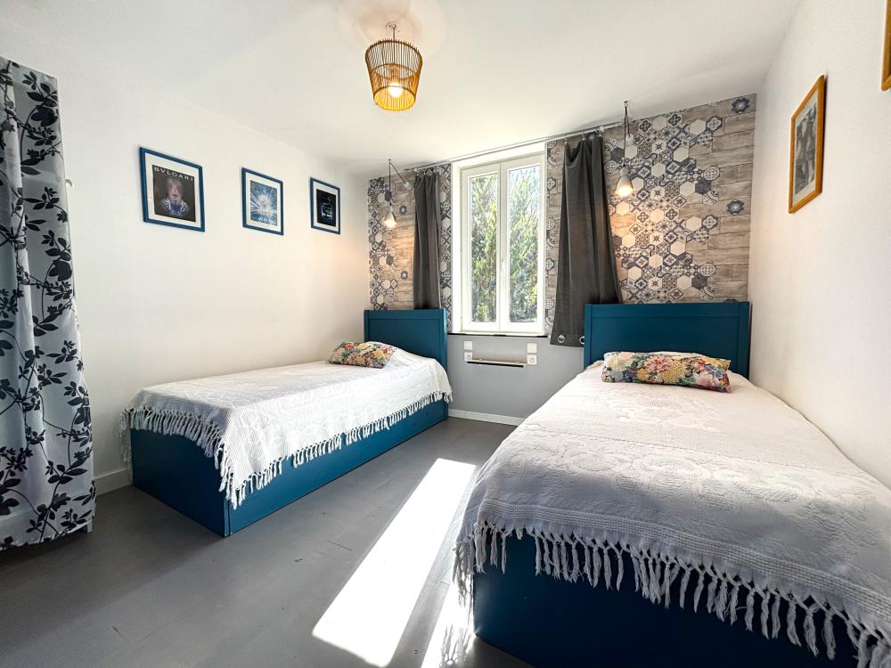 La  troisième chambre sur votre droite, avec deux lits simples 