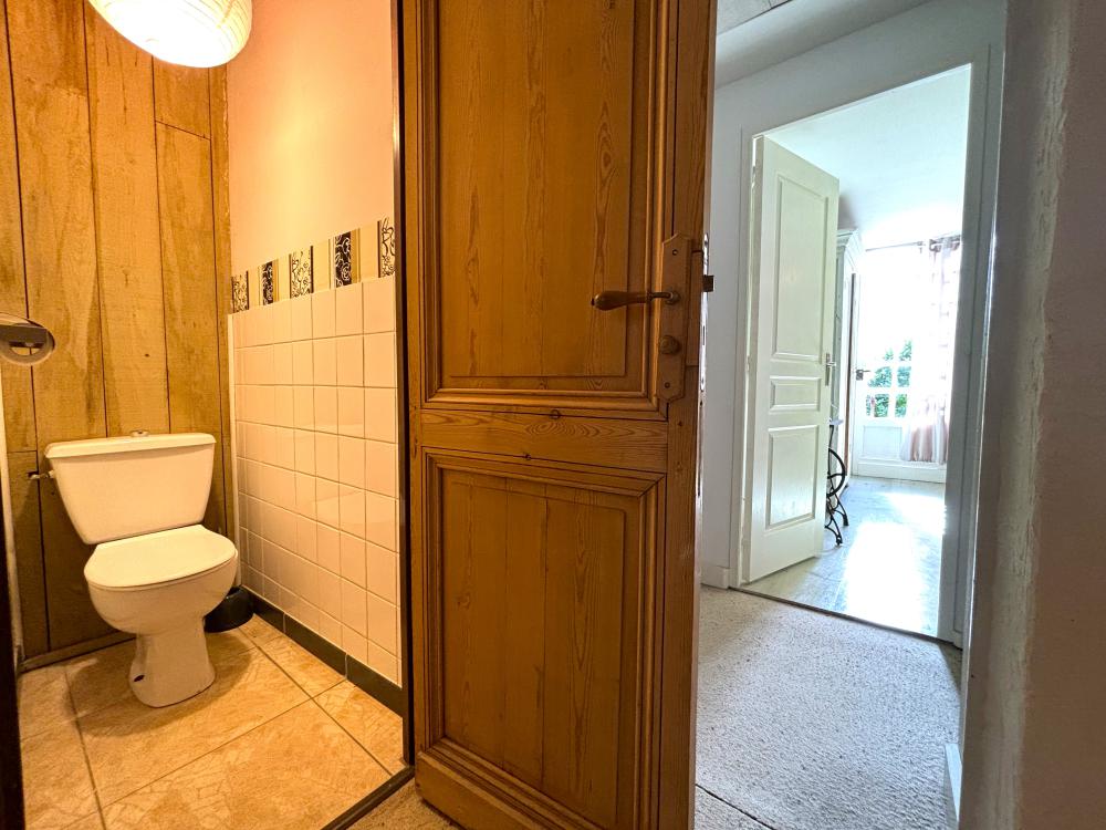 Les toilettes accessibles sur le palier 