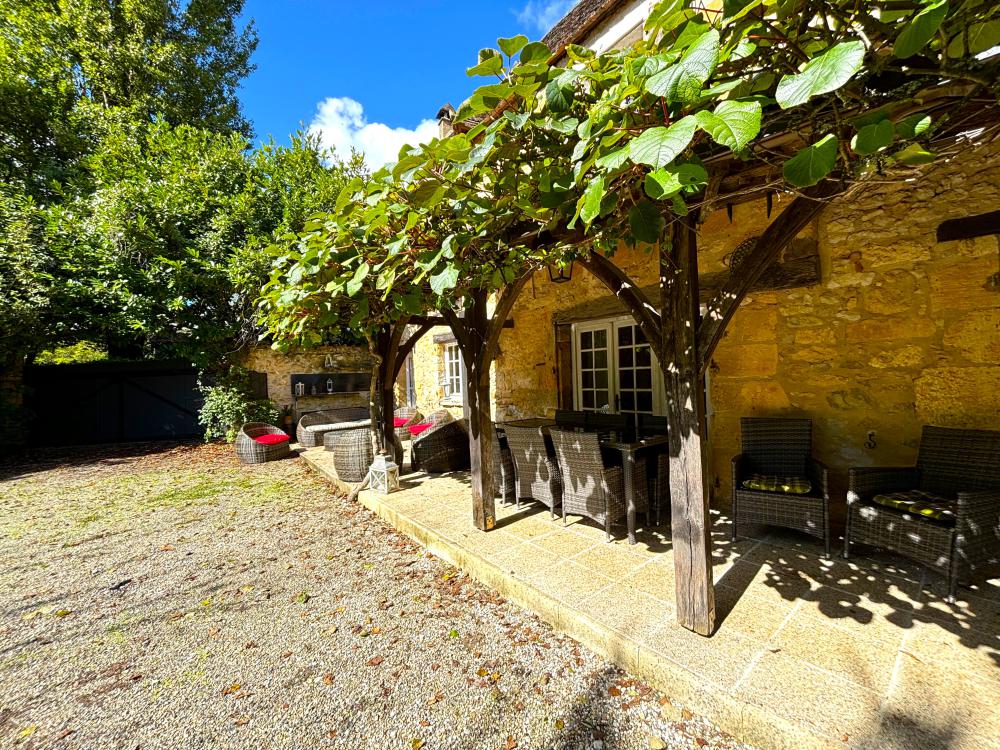 la terrasse noyée sous la vigne vierge 