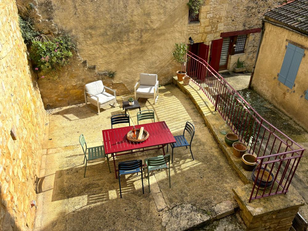 vue sur la terrasse depuis le salon 