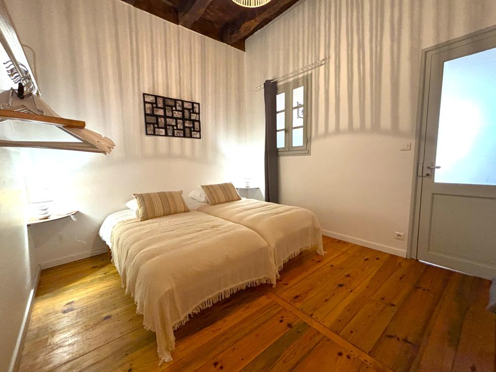 la chambre avec deux lits simples 
