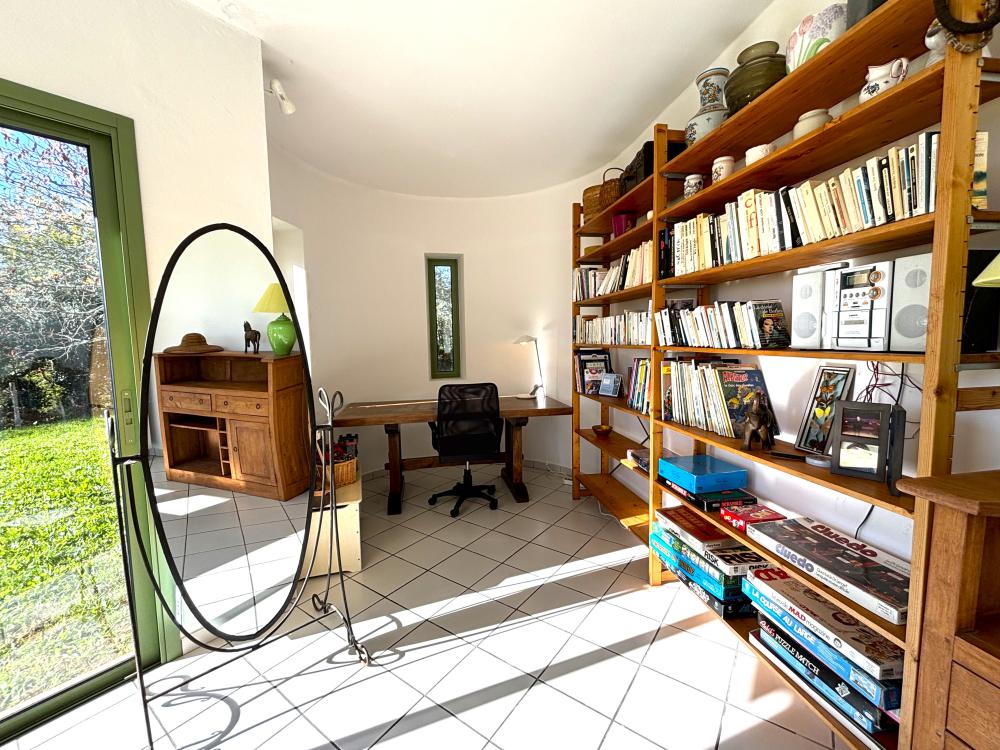 son espace bureau / bibliothèque 