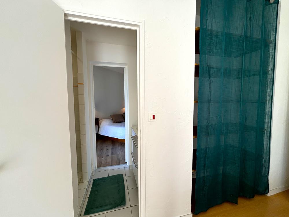 La salle d'eau, conjointe aux deux chambres 