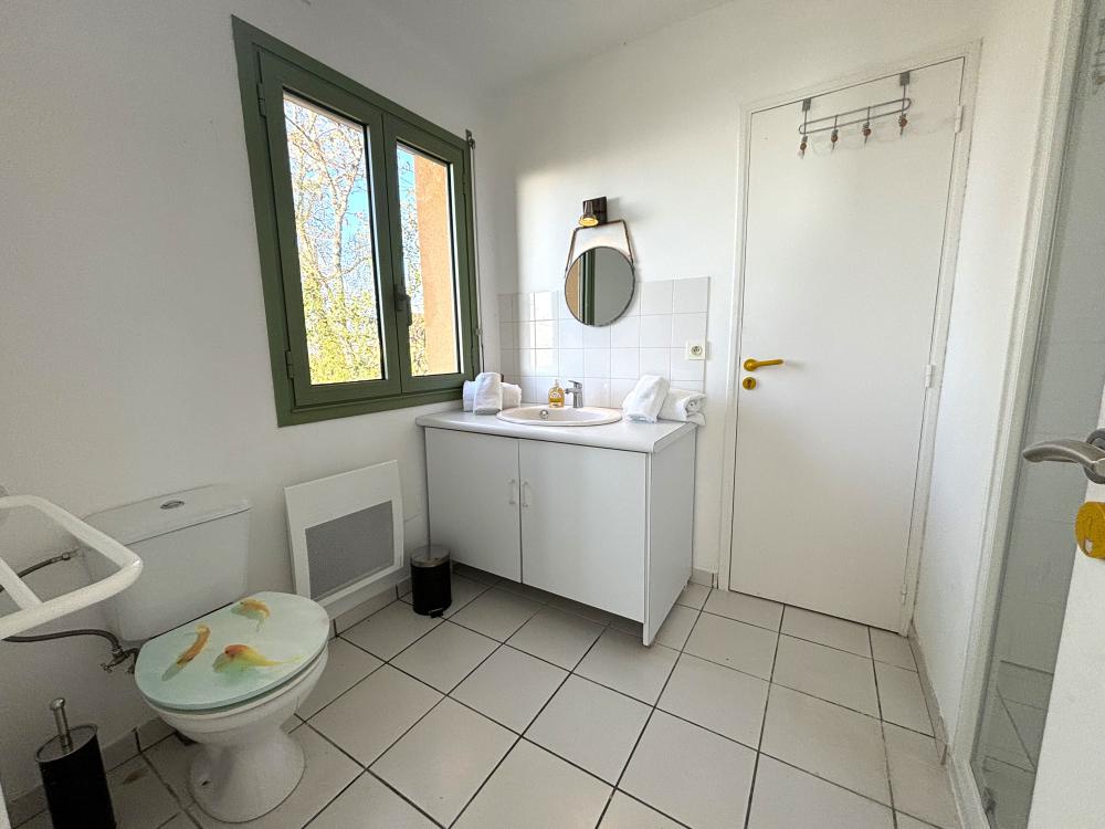 La salle d'eau entre la chambre double et la chambre enfants 