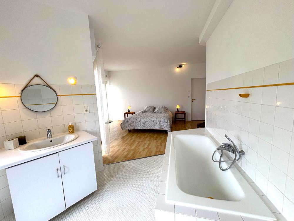 elle bénéficie de sa propre salle de bain 