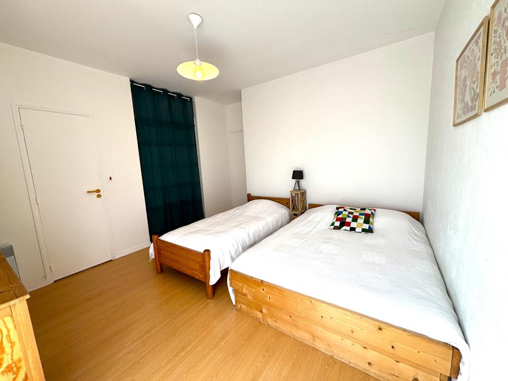 La chambre avec 1 lit simple et 1 lit double en RDC 