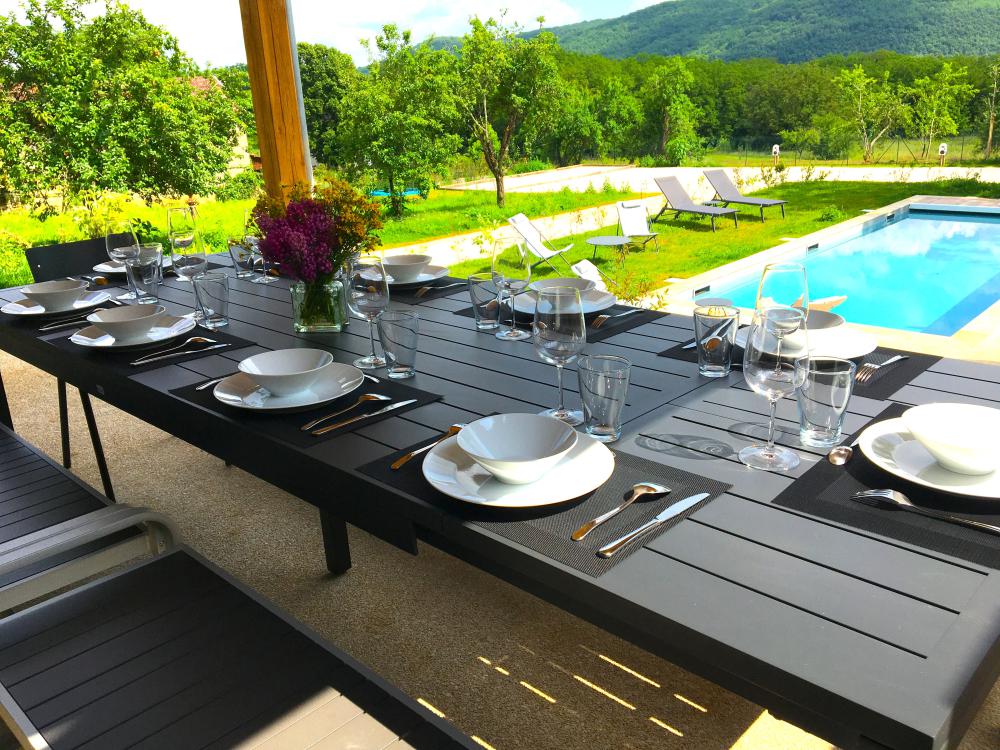 La terrasse surplombant la piscine 