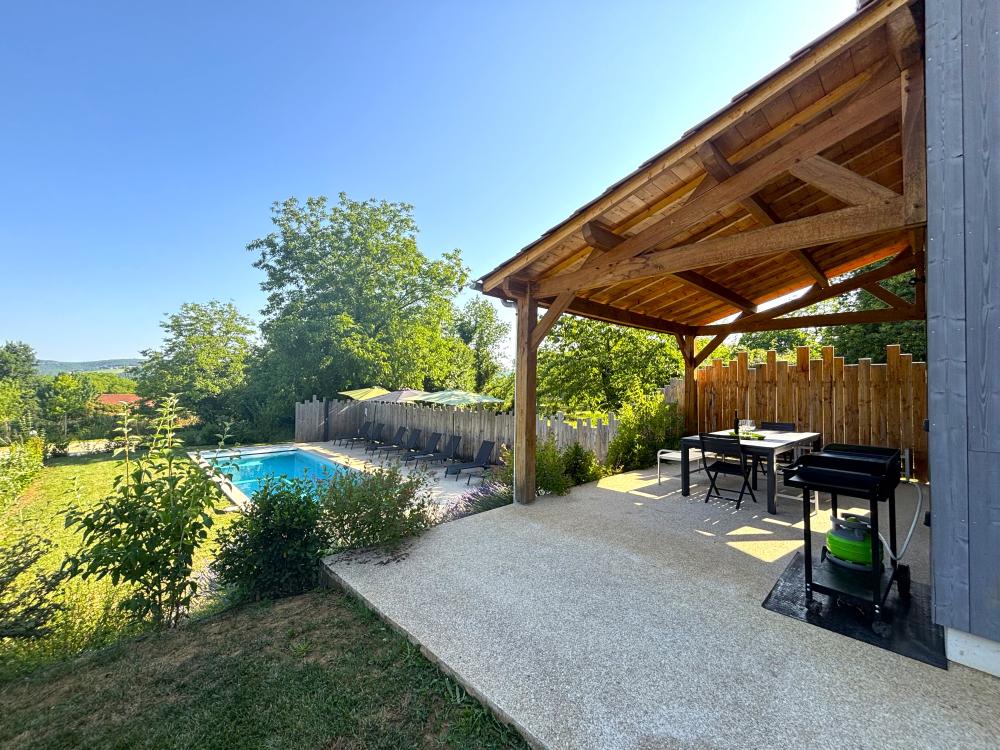 La terrasse surplombant la piscine 