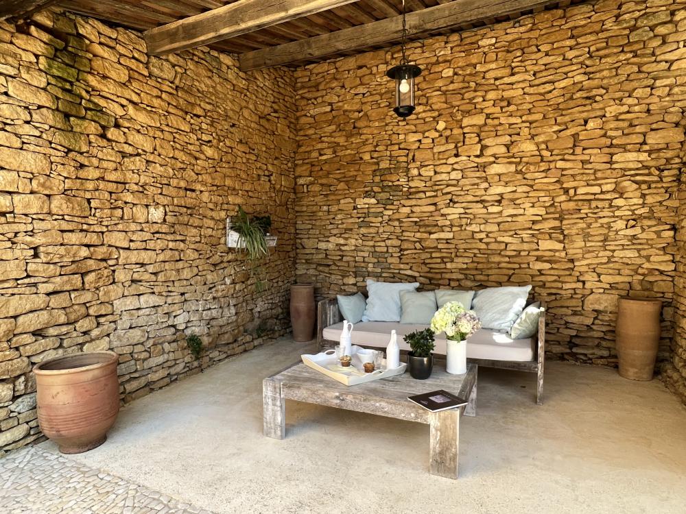 Le patio aux abords de la piscine 