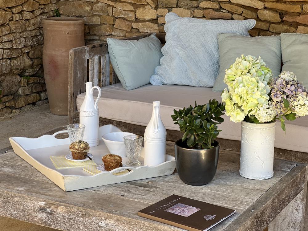 Le patio aux abords de la piscine
