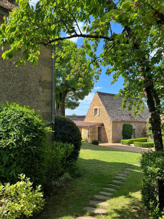 Vue sur la Bergerie depuis l'entrée de la propriété