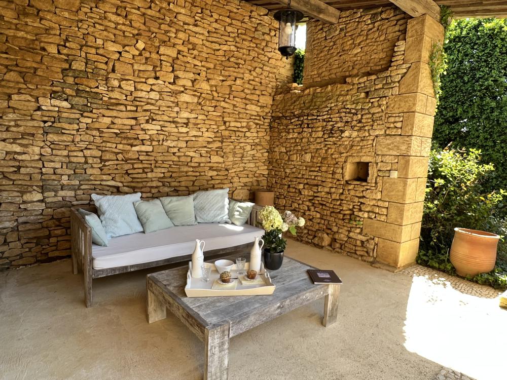 Le patio aux abords de la piscine 