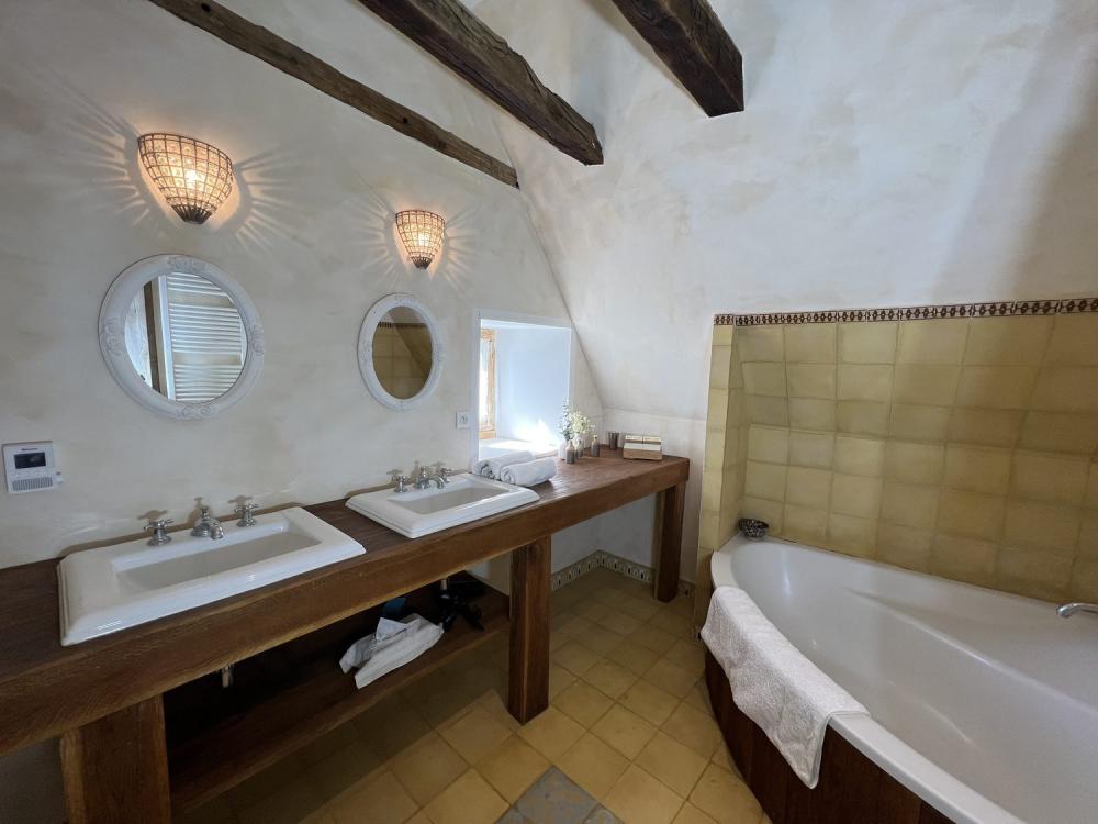 et sa salle de bain complète (Wc séparé) 
