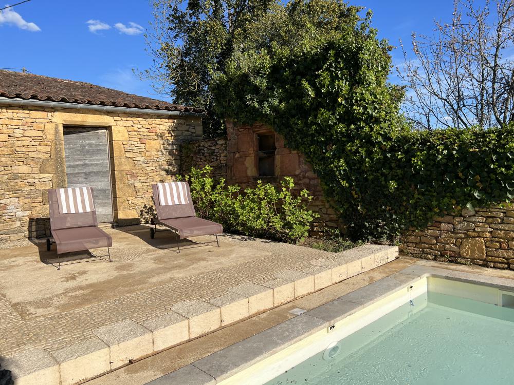 La piscine privative (chauffée de Mai à Septembre)