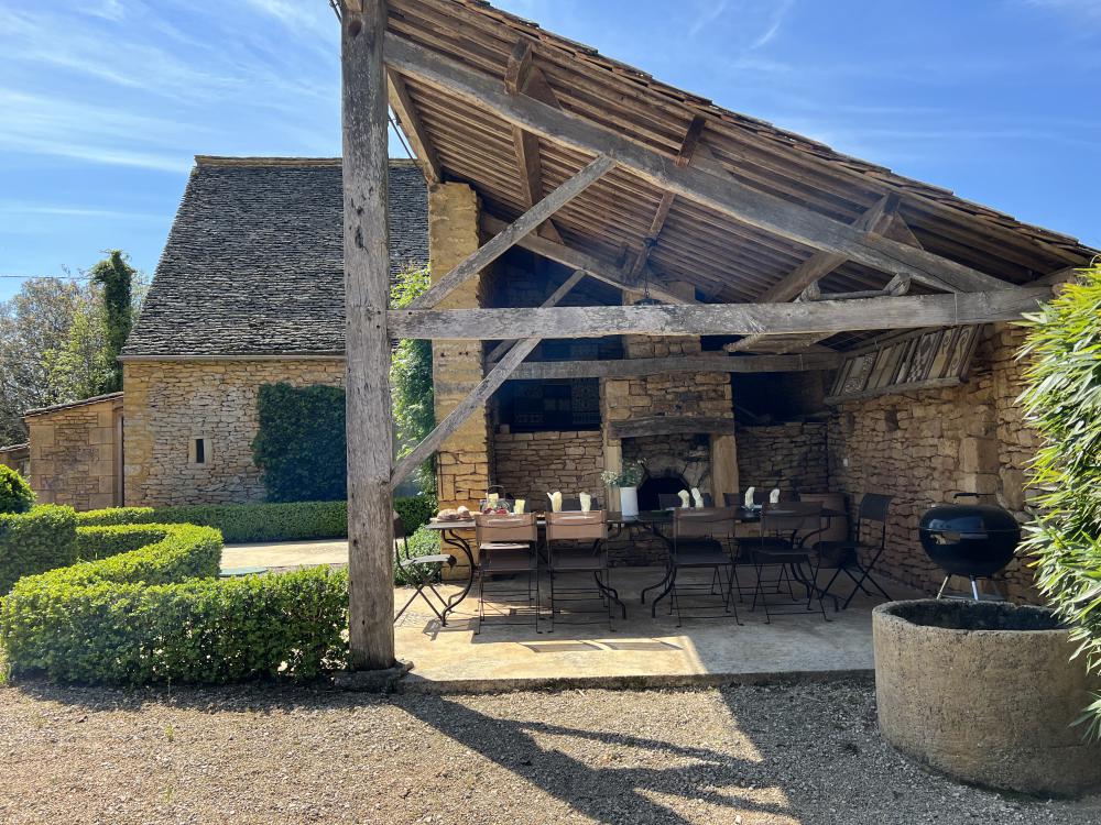 La terrasse couverte agencée dans l'ancien four à pain 