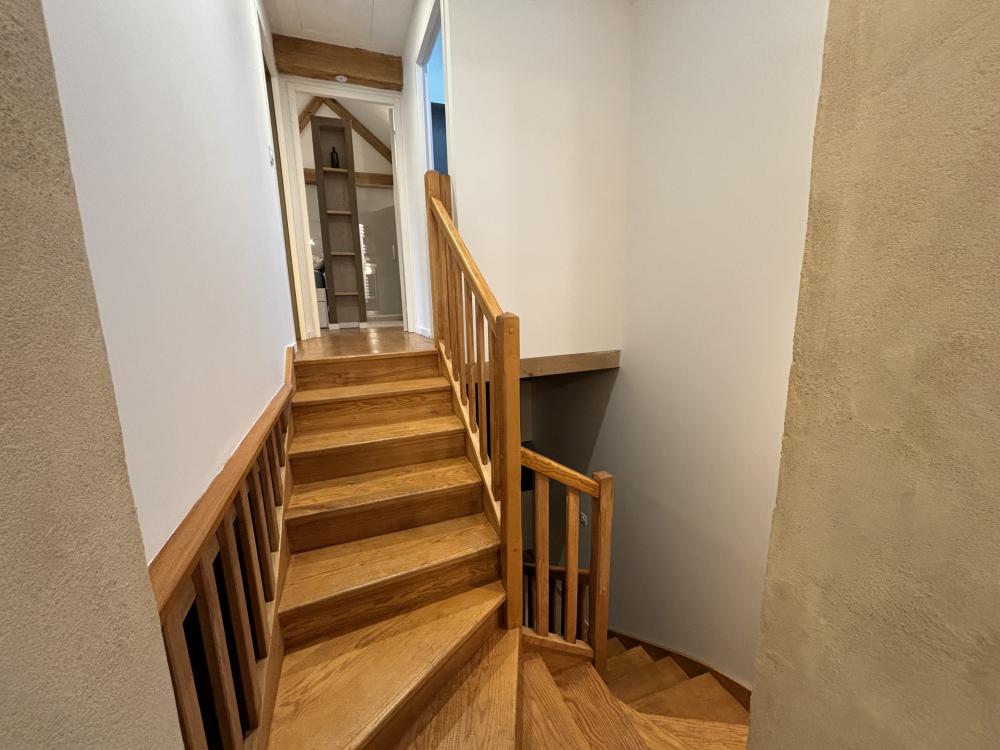 le palier desservant à droite les deux chambres doubles 