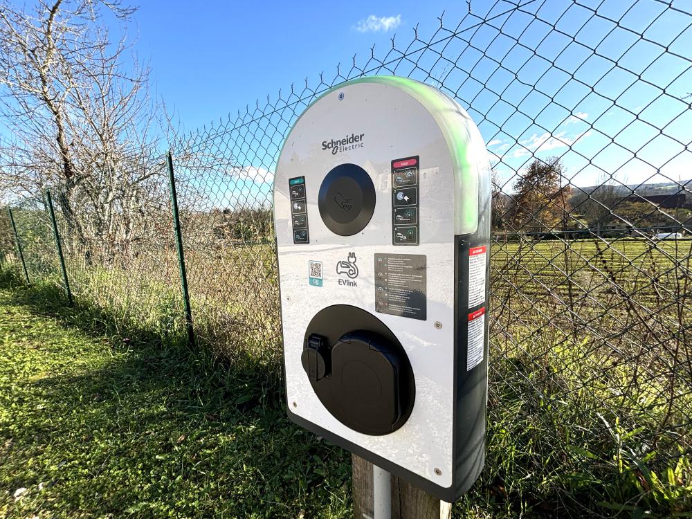 une borne de recharge électrique est à votre disposion (en supplément) 