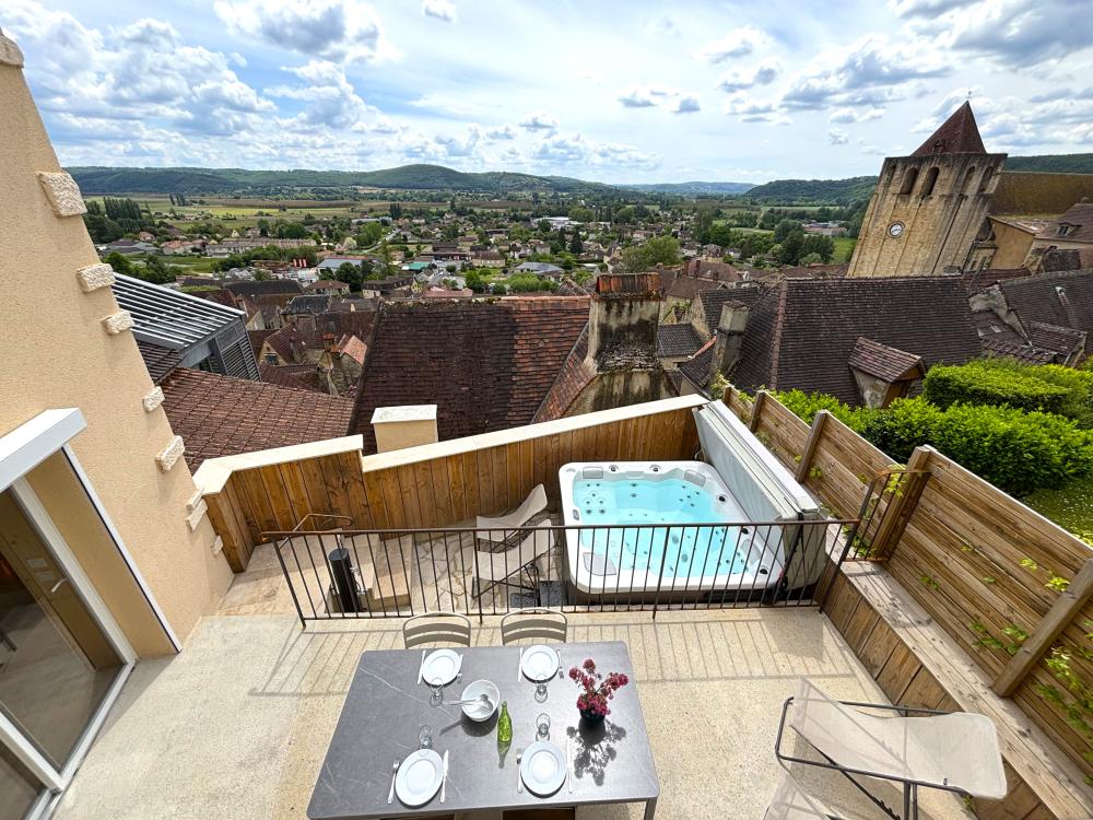 La terrasse et le spa vue depuis la chambre
