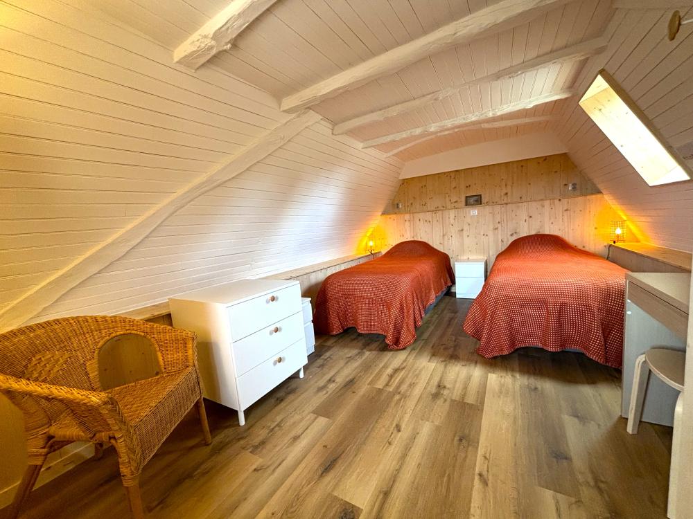 La chambre avec deux lits simples 