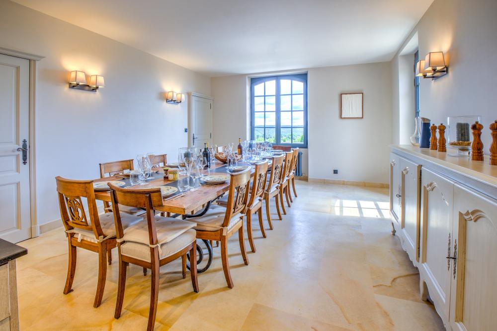 Son grand espace repas permettant à 14 hôtes de déjeuner en intérieur