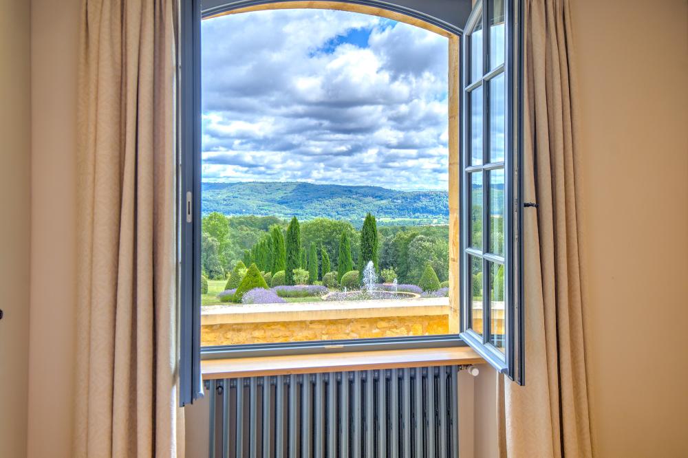 Elle bénéficie d'une vue panoramique sur les jardins 