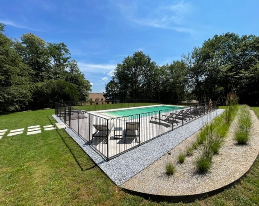 La piscine, entièrement clôturée, offre une protection optimale pour les plus jeunes 