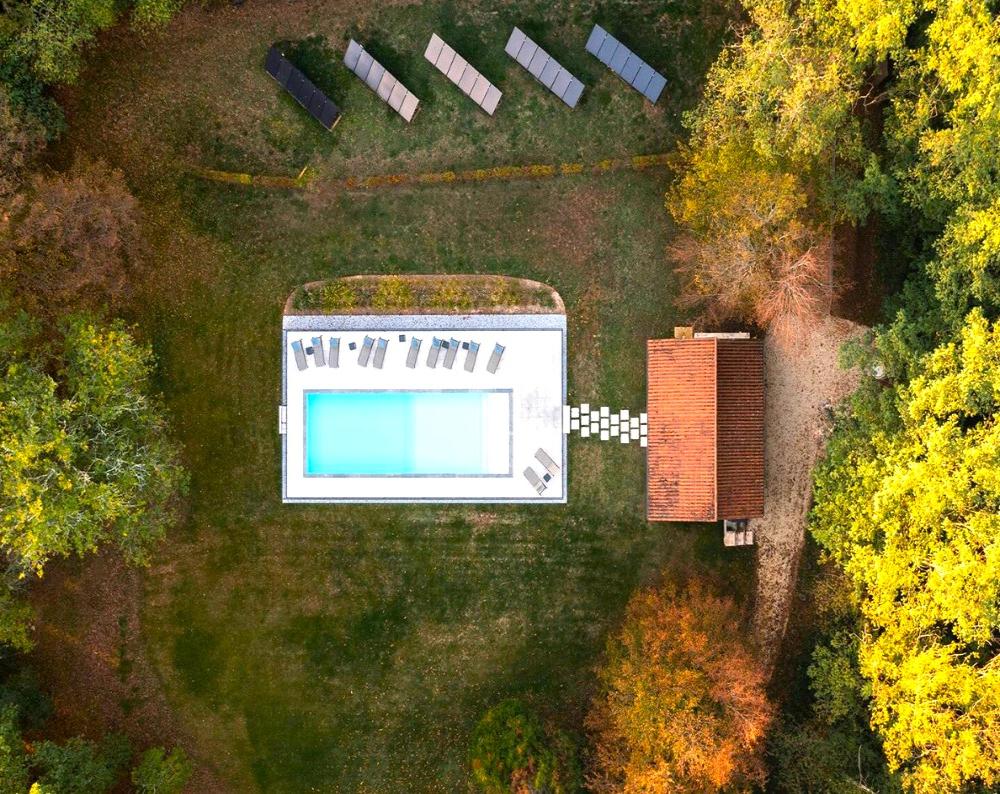 La piscine chauffée et son pool house 