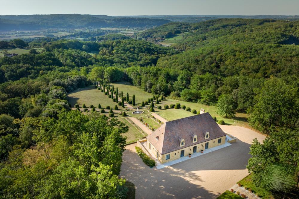 Le Manoir dominant ses jardins à la française et la vallée 