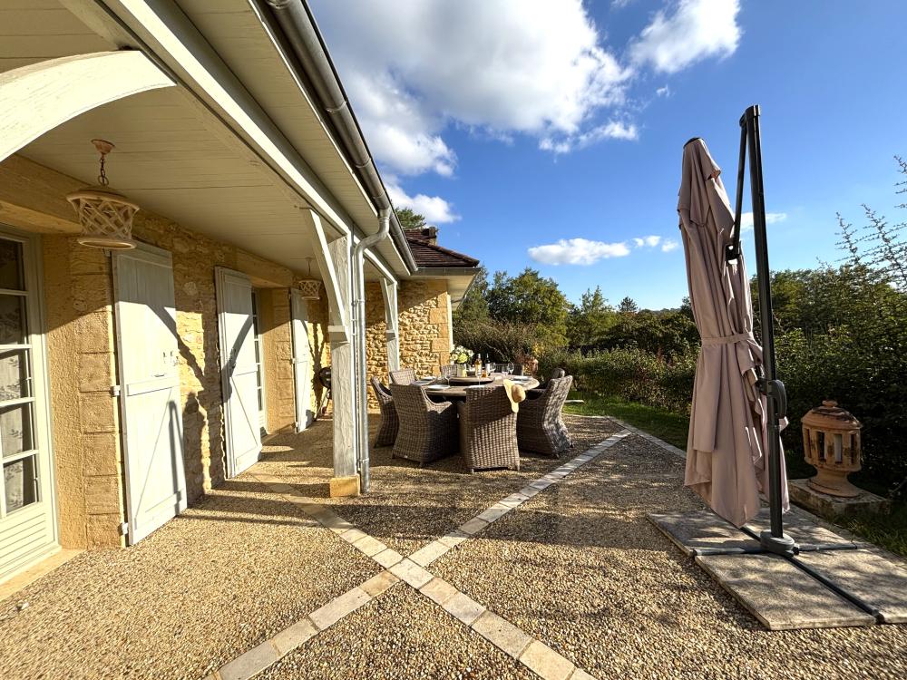 La terrasse surplombant la piscine 