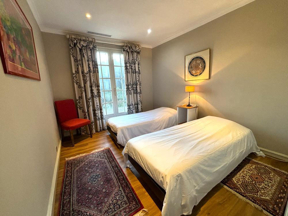La chambre avec deux lits simples 