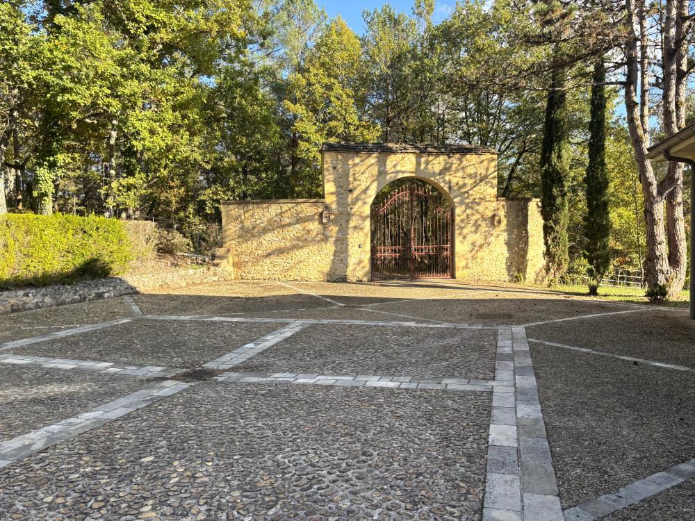 L'espace parking et superbe portail en fer forgé 