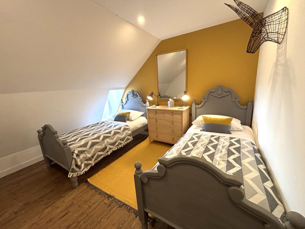 La quatrième chambre avec deux lits simples 