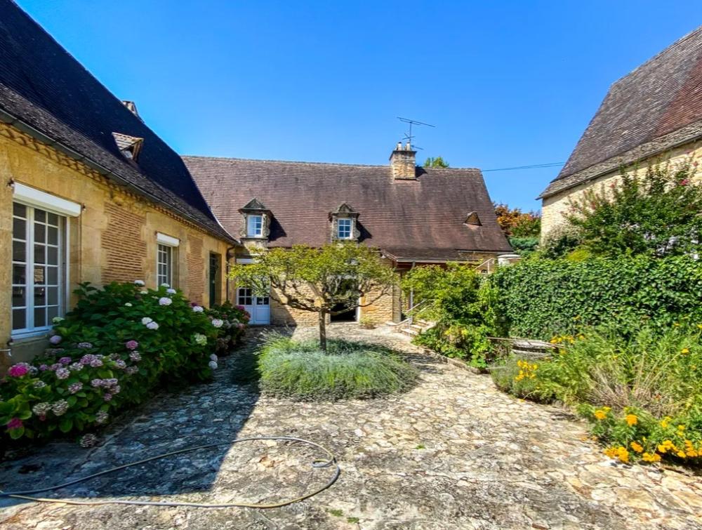 La cour fleurie entre le Manoir et la Maison d'Amis