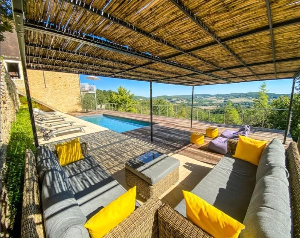 La terrasse, aux abords de la piscine 