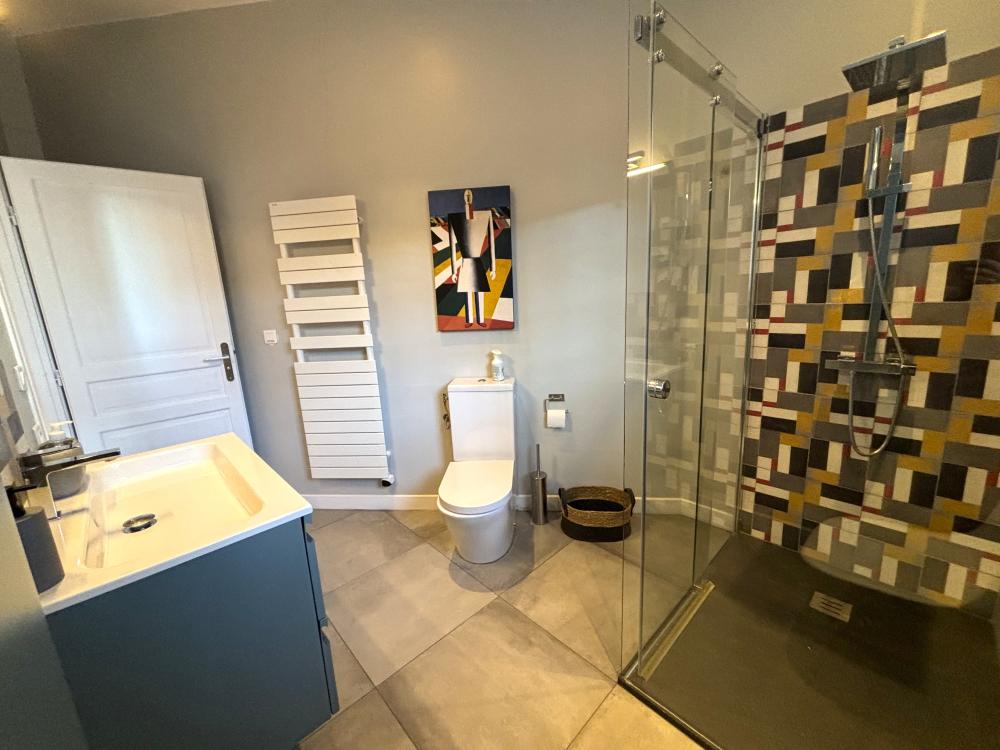 et une salle d'eau en suite 